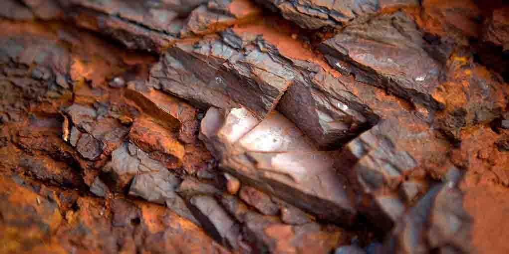 کاهش قیمت روزانه سنگ آهن دریایی بعلت نقدینگی کم و محدودیت های سینترینگ