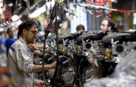 ورق فولادی را از بورس خریده و در بازار می‌فروختند